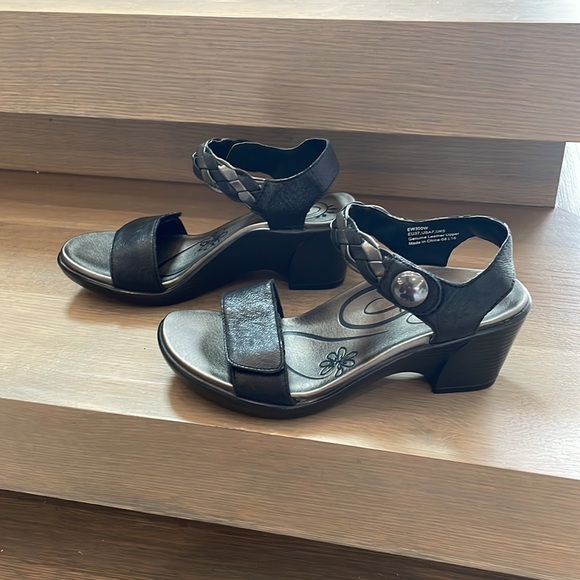 Aetrex Sylvia Adjustable Quarter Strap Heel in Black - Picture 7 of 9